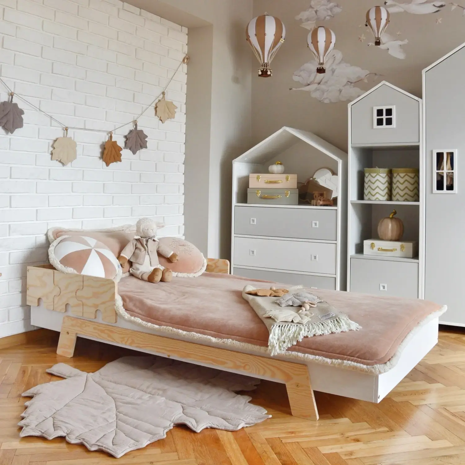 Łóżko pojedyncze dla dzieci z barierką i stelażem PUZZLE BR1 Montessori Drewniane